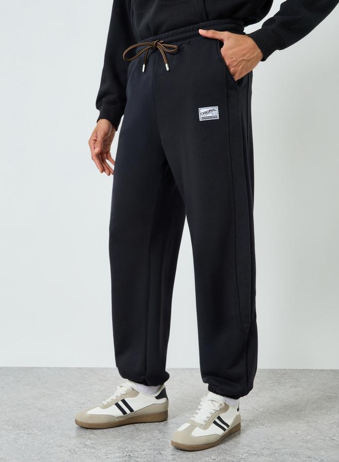 ستايلي بنطال جوغر بحافة مطاطية وشعار وقصة مريحة - Image 4